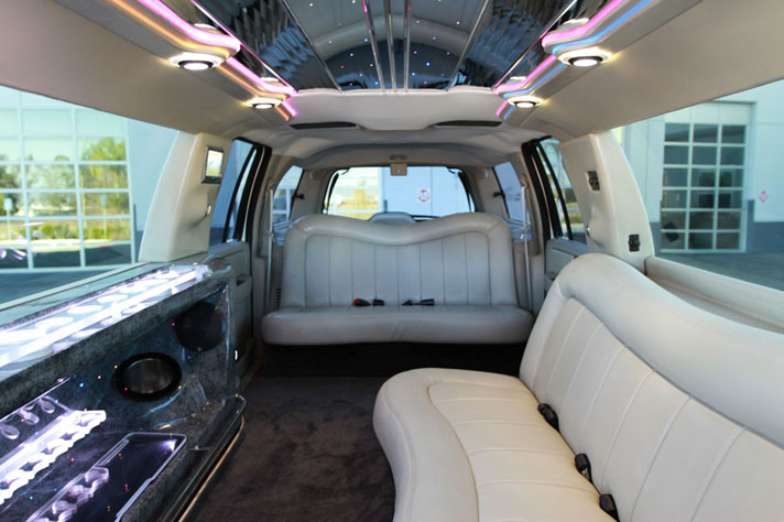 NEW NAVIGATOR INTERIOUR Montreal Limousine